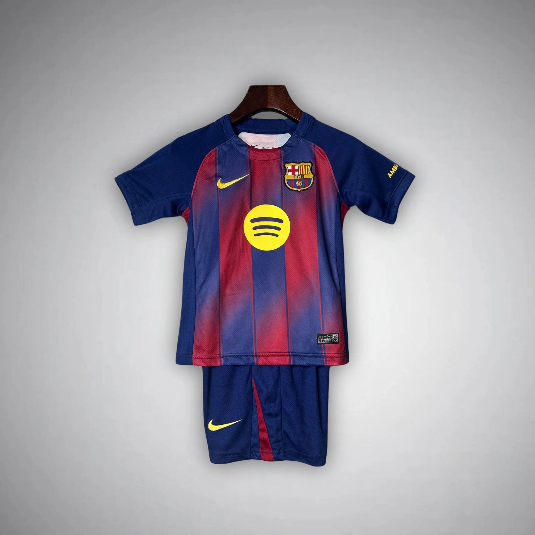 Barcelona Local 25/26 para niño con parches de la UCL (incluye pantaloneta)