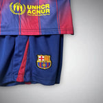Barcelona Local 25/26 para niño con parches de la UCL (incluye pantaloneta)