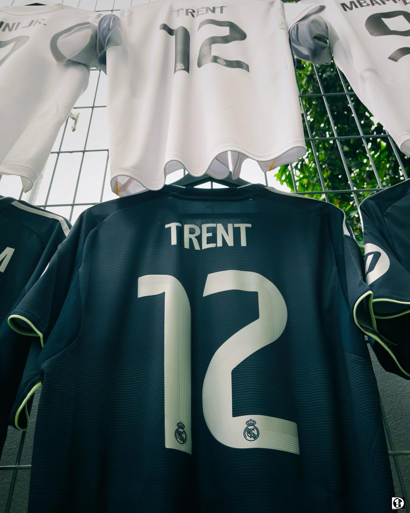 Real Madrid Local 25/26 con parches de la UCL