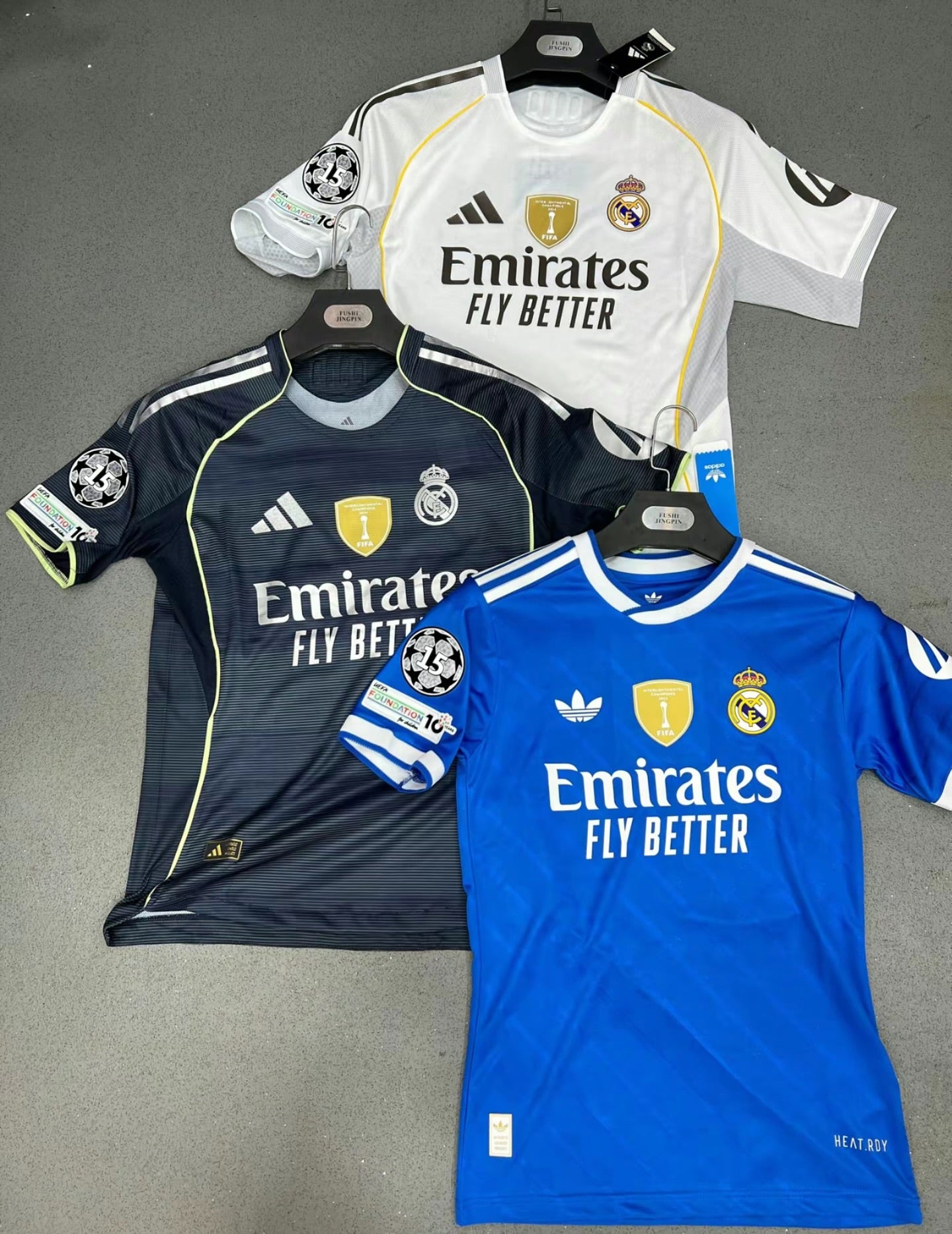 Real Madrid Local 25/26 con parches de la UCL