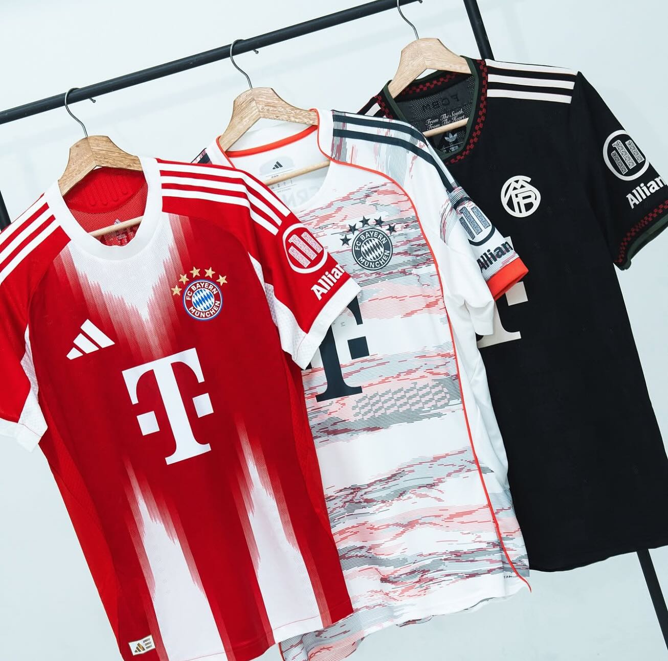 Bayern Múnich Local 25/26 con parches de la UCL (Luis Díaz)