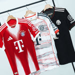 Bayern Múnich Local 25/26 con parches de la UCL (Luis Díaz)