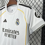 Real Madrid Local 25/26 con parches de la UCL para niño (incluye pantaloneta)