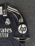 Real Madrid Visitante 25/26 con parches de la UCL