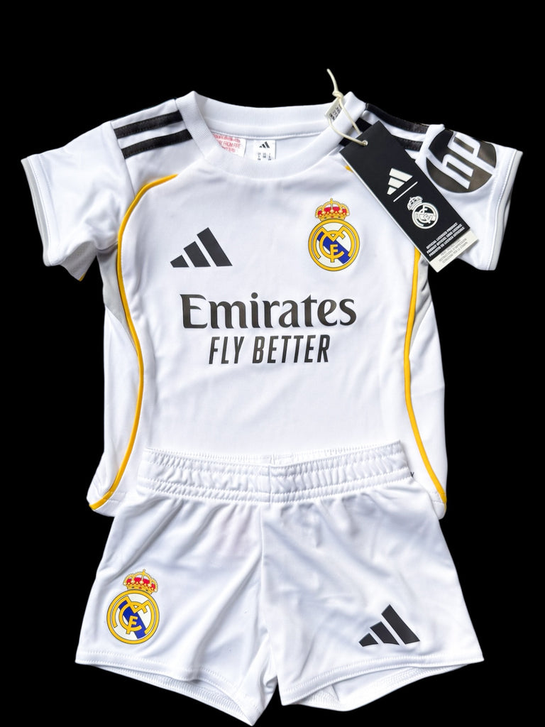 Real Madrid Local 25/26 con parches de la UCL para niño (incluye pantaloneta)