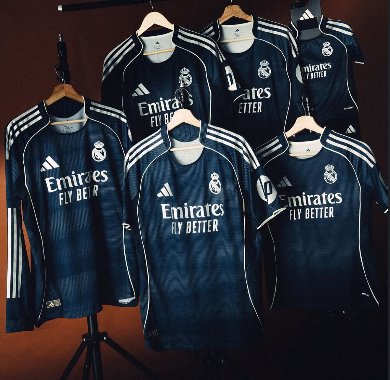 Real Madrid Visitante 25/26 con parches de la UCL