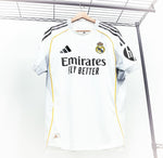 Real Madrid Local 25/26 con parches de la UCL