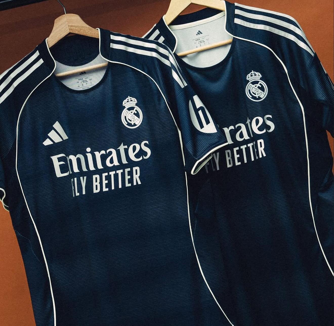 Real Madrid Visitante 25/26 con parches de la UCL