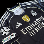 Real Madrid Visitante 25/26 con parches de la UCL